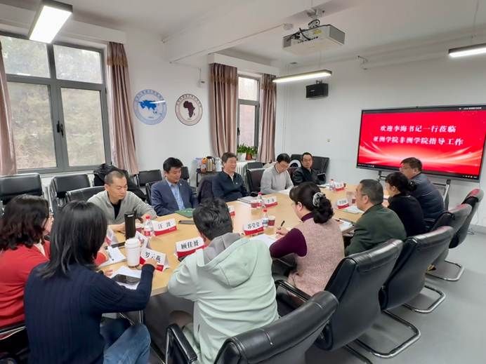 会议室里的人们 描述已自动生成